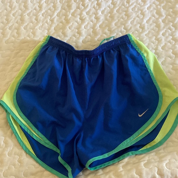Woman’s Nike shorts medium - Picture 1 of 2